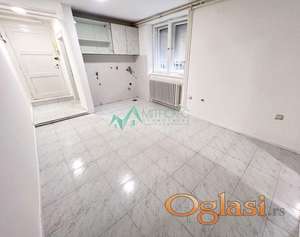 Retko u ponudi sjajan odmah useljiv polusuteren centar kod riblje pijace i keja  