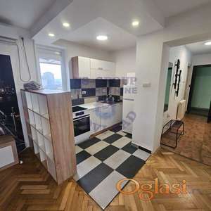 Oglašavamo na prodaju izuzetan dvosoban penthouse u samom centru grada.