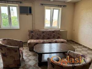 KOMPLETNO NAMEŠTEN ČETVOROSOBAN PET FRIENDLY STAN U CENTRU