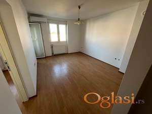 Odličan jednoiposoban stan na Detelinari !