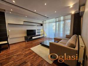 Moderno namešten trosoban stan sa parking mestom u blizini Sajma