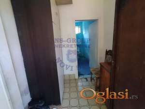 U Kisaču, urbanom, bogatom, vojvođanskom selu, sa 5000 stanovnika, nalazi se ovo samoodrživo domaćinstvo.