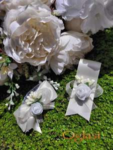 Cvetovi za kičenje svatova - bež traka/bela ruža