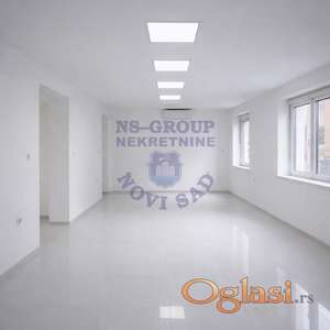 Reprezentativan, potpuno renoviran poslovni prostor na Trgu 1. maja u Novom Sadu, ukupne površine 240 m² + podrum, raspoređen na tri nivoa, sa sopstvenim dvorištem i dva ulaza.