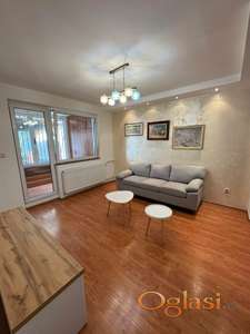 ODLIČAN DVOSOBAN STAN KOD SAJMA I MEDICINSKOG FAKULTETA. USELJIV ODMAH