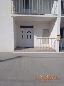 Na prodaju – Renoviran i uknjižen stan sa parking mestom, Borča 46m²