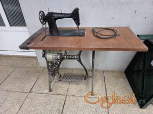 Ispravna singer sivaca masina sa motorom i stolom