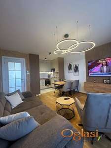 Prelep četvorosoban stan 80 m² – Nova Detelinara, Bulevar Evrope, nova zgrada, namešten, lift + garaža opcija