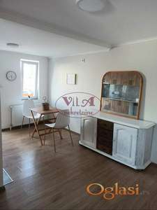 Novi sad, Klisa, Lep namešten stan - duplex u polovini kuće sa posebnim ulazom