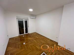 Adamovicevo/Bul. Evrope, garsonjera 25m2+parking, 250e