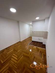Adamovicevo/Bul. Evrope, garsonjera 25m2+parking, 250e