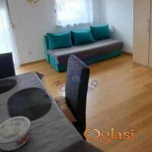 Izdaje se prostrana garsonjera površine od 27m2 na Novoj Detelinari
