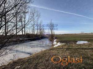 Prostran plac sa ribnjakom i prizemnom kućom