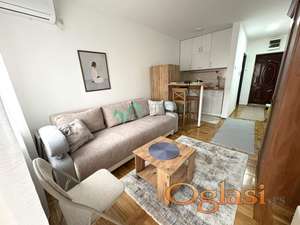 Potpuno opremljena garsonjera sa terasom u blizini samog centra Novog Sada!