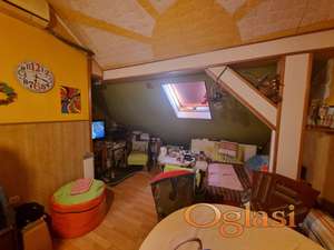 Odličan stan u potkrovlju novije zgrade, u dvorištu zgrade obezbeđen parking za stanare. U neposrednoj blizini škole, vrtića i marketa. Naša preporuka !!!