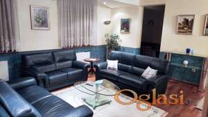 Trosoban namešten stan sa garažnim mestom