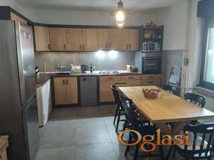 SPRATNA KUĆA OKRUŽENA ZELENILOM