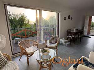 Fenomenalan plac sa montažnom vikendicom