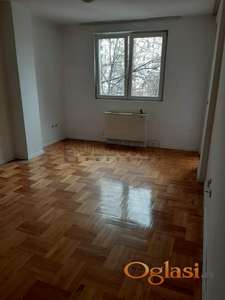 Izdaje se nenamešten stan kod Doma zdravlja, 42m2