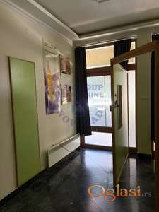 Izdaje se ulični lokal površine 40m², raspoređen na dva nivoa.