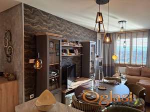 KOMPLETNO OPREMLJEN DVOIPOSOBAN STAN KOJI SE NALAZI NA TELEPU, NADOMAK BULEVARA PATRIJARHA PAVLA