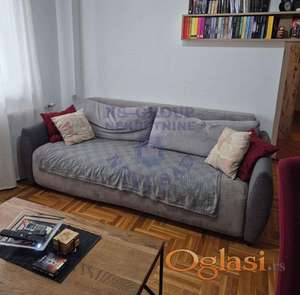 Izdaje se dvoiposoban, kompletno namešten stan u Petrovaradinu, u mirnom i traženom delu Stari Majur.