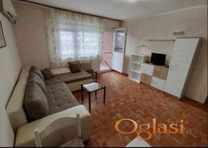 Izdaje se komforan 1,5 soban stan sa lepom terasom okruzenom zelelenilom...