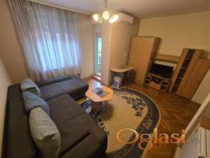 ODLIČNA GARSONJERA U PUŠKINOVOJ ULICI-USELJIVO ODMAH !