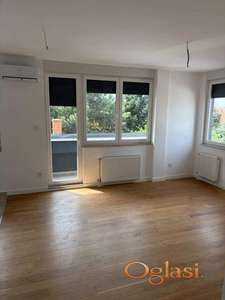 PRAZAN NOV STAN SA PARKING MESTOM