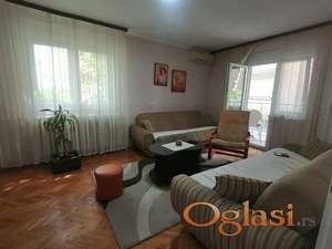 Namešten dvosoban stan 54m2 , 1 sprat, terasa - Detelinara