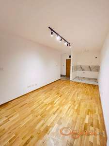 Nov, dvosoban stan u kompleksu Square garden