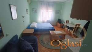 pGARSONJERA SA TROKOVIMA AVIJACIJA  ppdivdivdivAgencijska ifra 9100342 Stan se nalazi na 1 Spratu kue koja se koristila kao