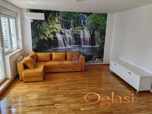 Izdaje se jednosoban stan na Jugovićevu, u novijoj zgradi.