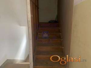 Dvojna kuća, starije gradnje, na odličnoj lokaciji!!!
