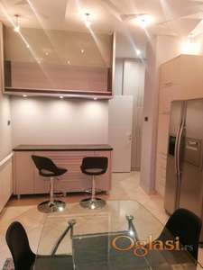 SAVRŠENA LOKACIJA-LUX NAMEŠTEN TROSOBAN STAN SA PARKING MESTOM U CENTRU U BLIZINI KEJA 700 EVRA