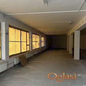 Prostran poslovni objekat ukupne površine 1300 m²