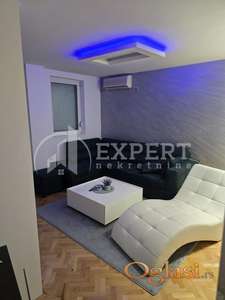 Izdaje se odličan stan na Vizantijskom bulevaru, 63m2