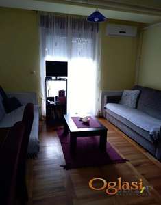  KOMPLETNO NAMEŠTENA GARSSONJERA U BLIZINI ŽELEZNIČKE STANICE