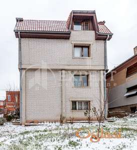 Odlična porodična kuća 320m2,  plac 476m2, Apelovac