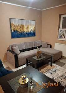 Lux garsonjera blizina Vukovog spomenika, parking mesto