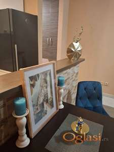 Lux garsonjera blizina Vukovog spomenika, parking mesto