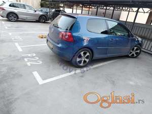 Parking mesto u dvorištu zgrade