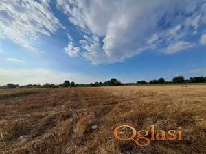 Građevinsko zemljište od 87.1 ari u industrijskoj zoni Dobanovci