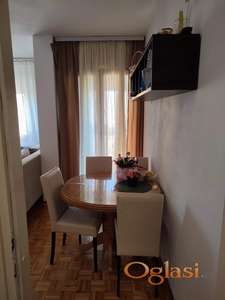 Jednoiposoban, namešten, Sajam