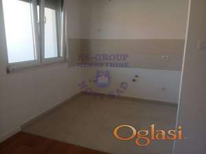 Prostran četvorosoban stan na Bulevaru, sa parking mestom!