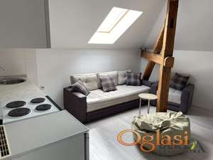 JEDNOIPOSOBAN, KOMPLETNO OPREMLJEN STAN U POTKROVLJU - ŠIRI CENTAR 