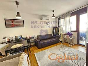 Namešten, dvosoban stan u kvalitetnoj zgradi na Socijalnom!