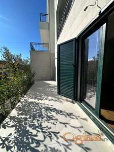 Novi dvosobni stan s dvorištem u Tivtu – od investitora