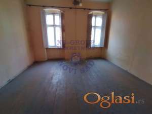 Trosoban, dvorišni, stan u kući sa tri stana.