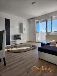 KOMPLETNO NAMEŠTEN DVOSOBAN STAN NA GRBAVICI